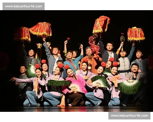 非遗助威苏超：淮剧歌舞杂技燃爆盐城中场