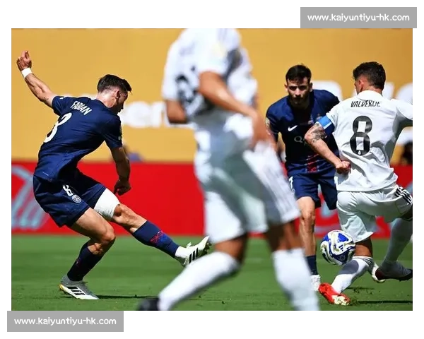 李明携子观战世俱杯：从单车少年到青训引路人的足球传承